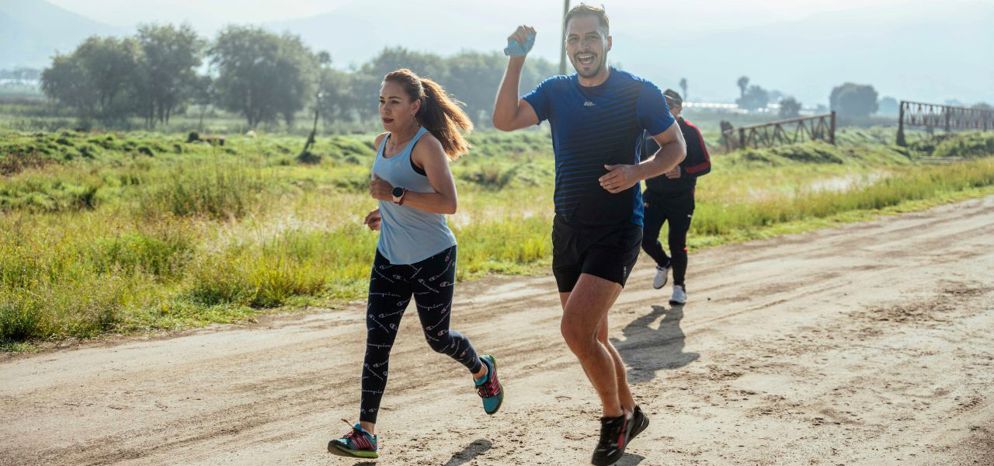 Enthousiaste man en vrouw die hardlopen